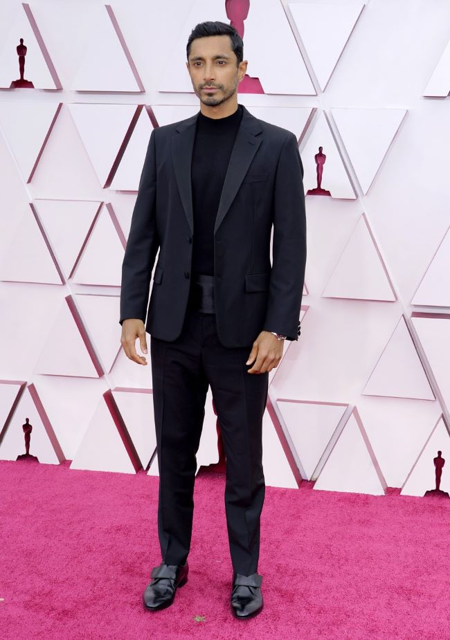Riz Ahmed no Oscar 2021 em um look de alfaiataria preto looks masculinos oscar 2021