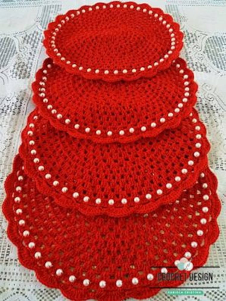 Crochê vermelho com bordado de pérolas.
