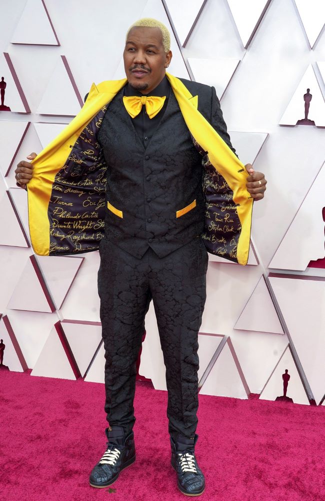 Travon Free com terno preto e amarelo neon, gravata borboleta amarela neon e calça preta - Oscar 2021 Looks masculinos Oscar 2021