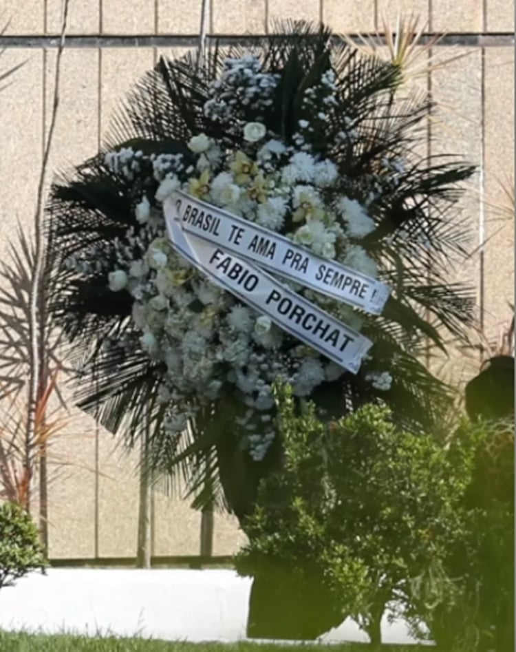 Coroa de flores enviada por Fabio Porcaht a Paulo Gustavo.