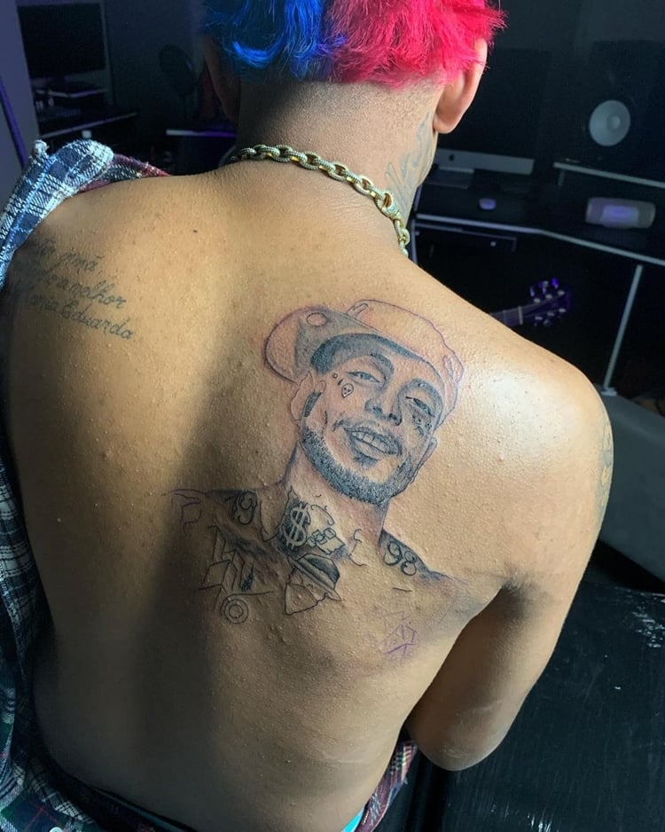 Mc Brinquedo faz tatuagem com rosto do MC Kevin.