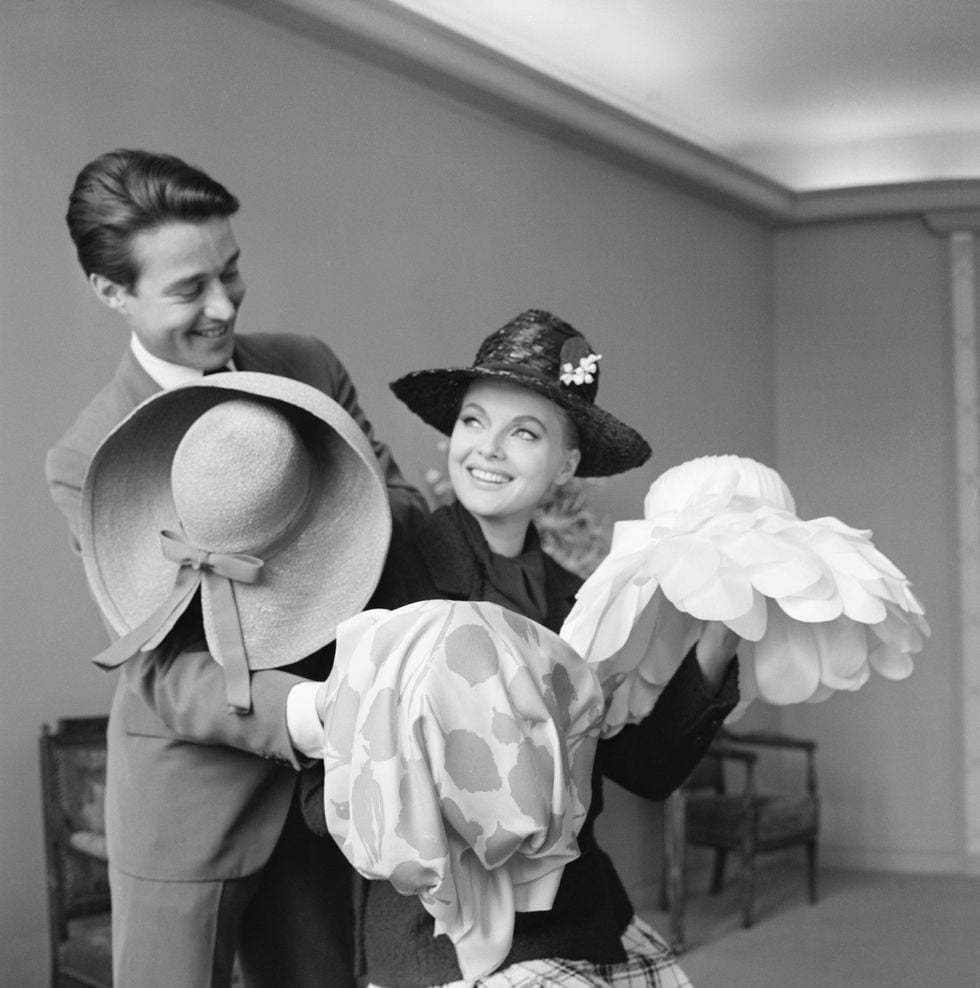 Halston e uma modelo com alguns de seus chapéus. 