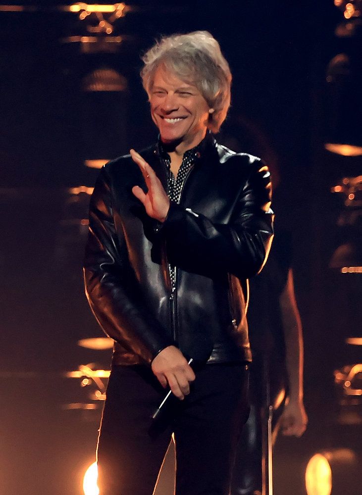 Billboard Music Awards 2021 com Bon Jovi de jaqueta preta.