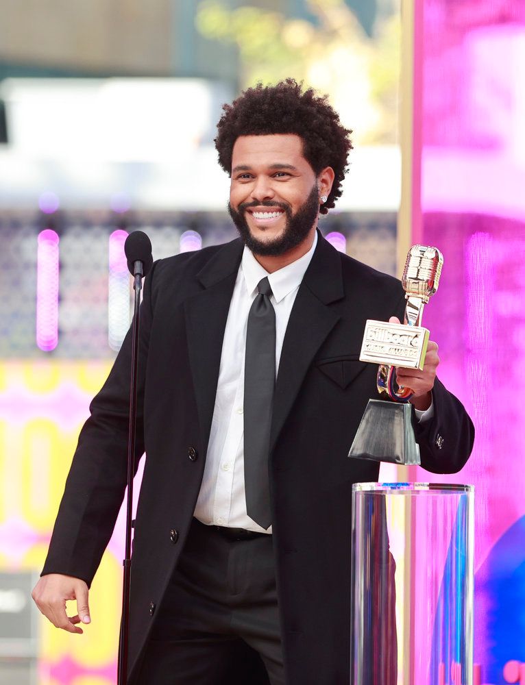 The Weeknd recebendo prêmio no Billboard Music Awards 2021.