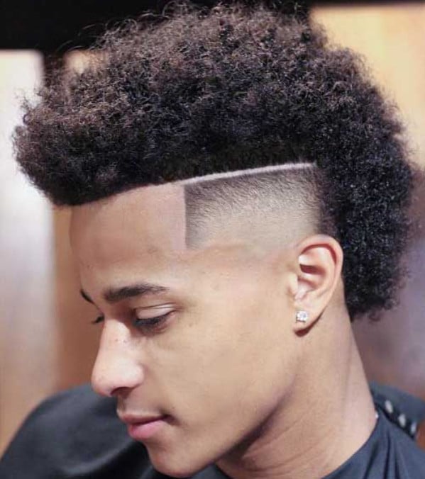 Corte de cabelo afro- Moicano com linha na lateral