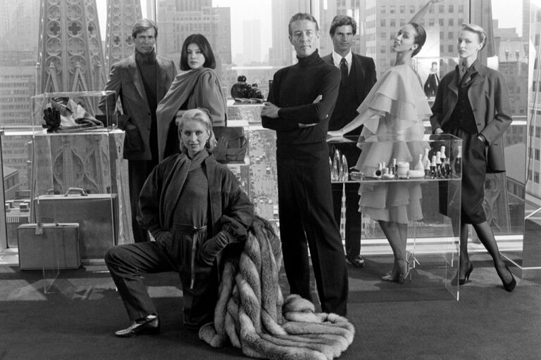 Estilista Roy Halston rodeado por modelos, em 1982.