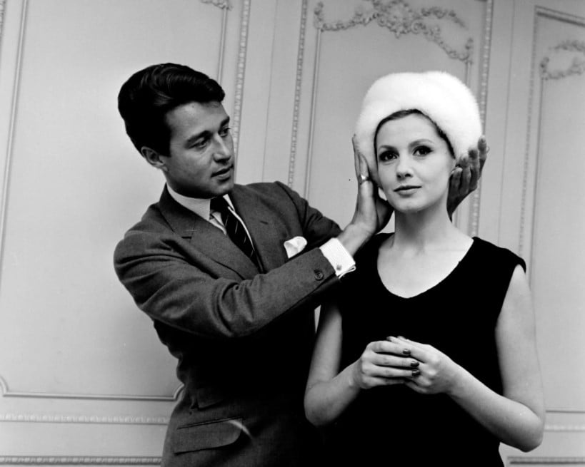 Roy Halston a ajeitar um chapéu em uma modelo, em um salão da Bergdorf Goodman.