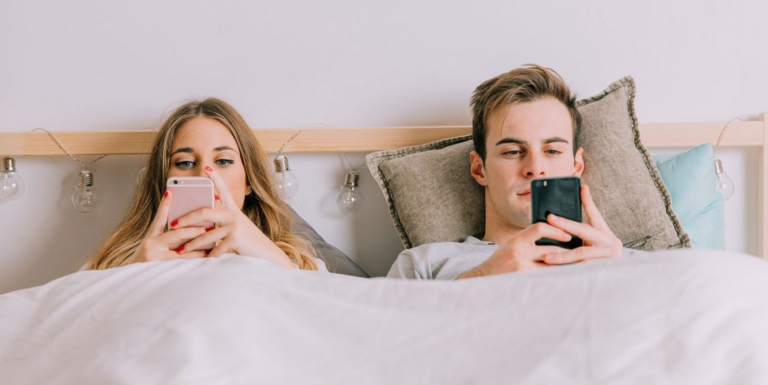 pessoas dormindo com celular na mão