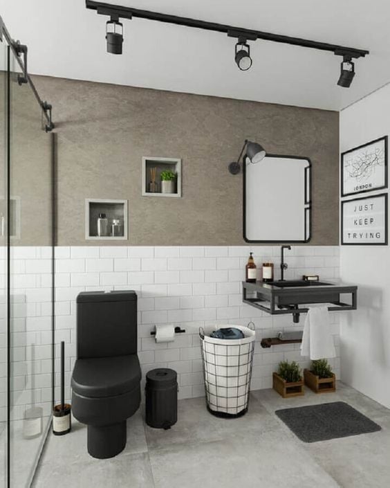 Banheiro simples branco, preto e cinza.