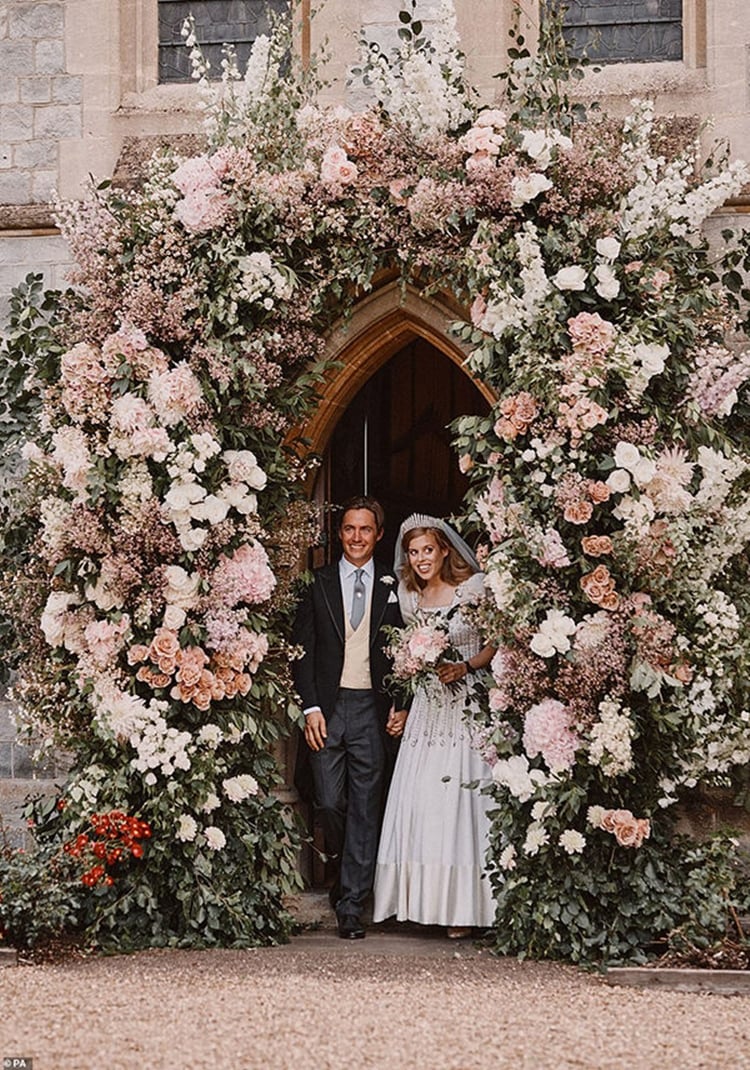 Arco de flores na porta da igreja para o casamento da Princesa Beatrice com Edoardo.