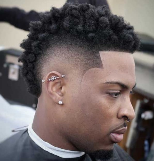 corte de cabelo masculino afro 2022 com moicano e degradê na lateral
