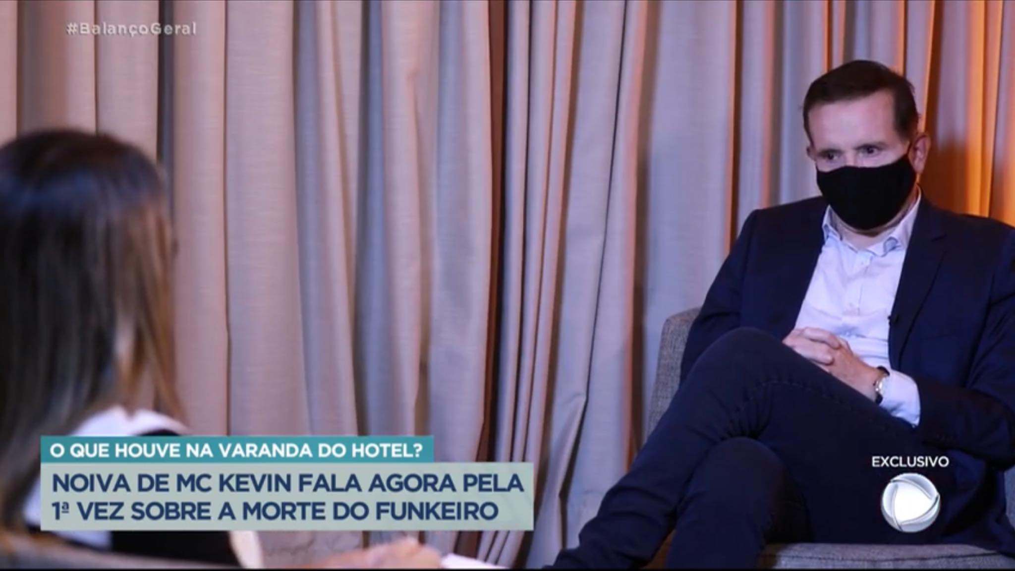 Roberto Cabrini conversa com Deolane Bezerra viúva de Mc Kevin (imagem: Reprodução/ Record TV)