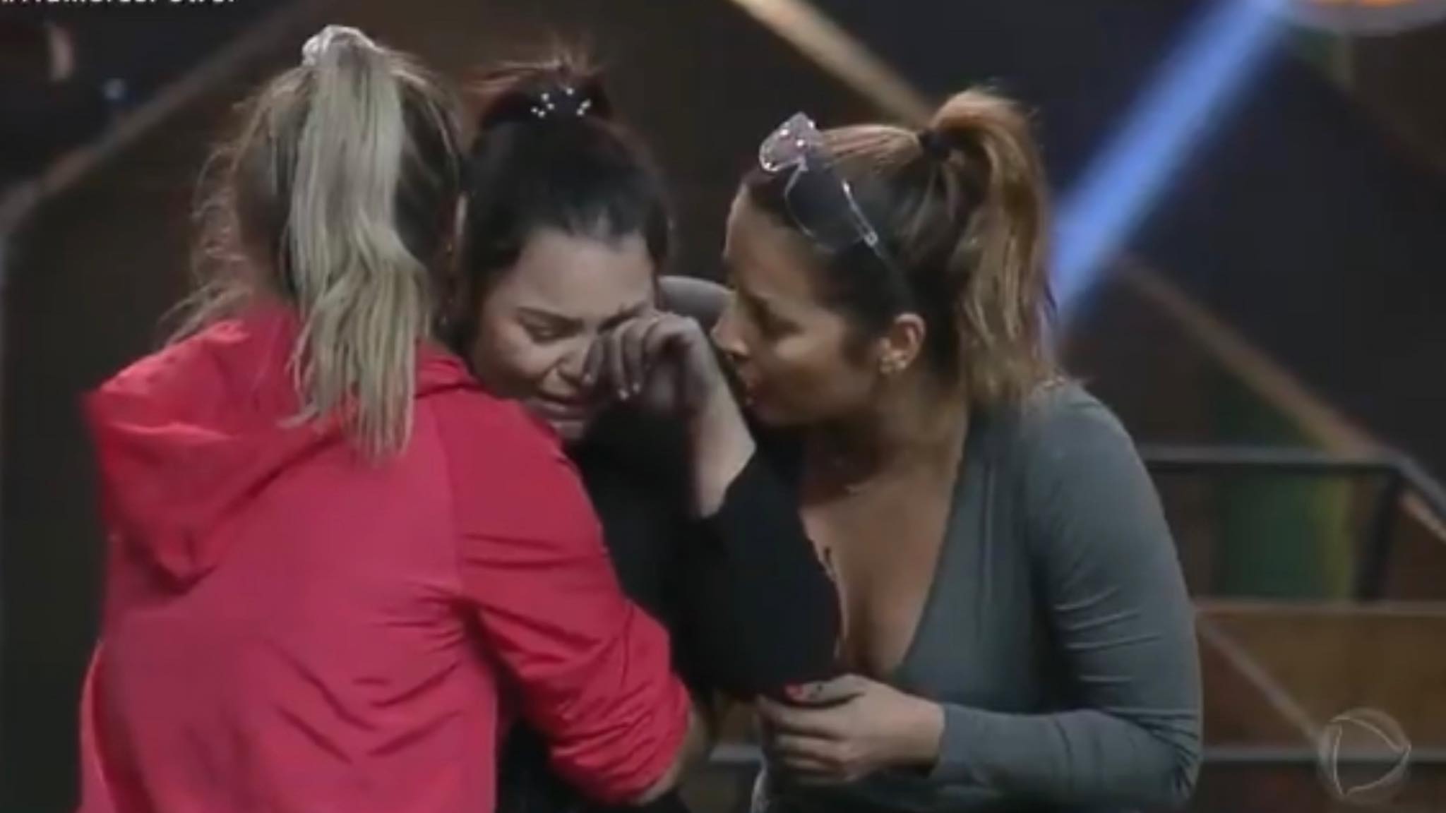 Mari é consolada por Renata e Li após perder a Prova das Mulheres no Power Couple (imagem: reprodução Record TV)