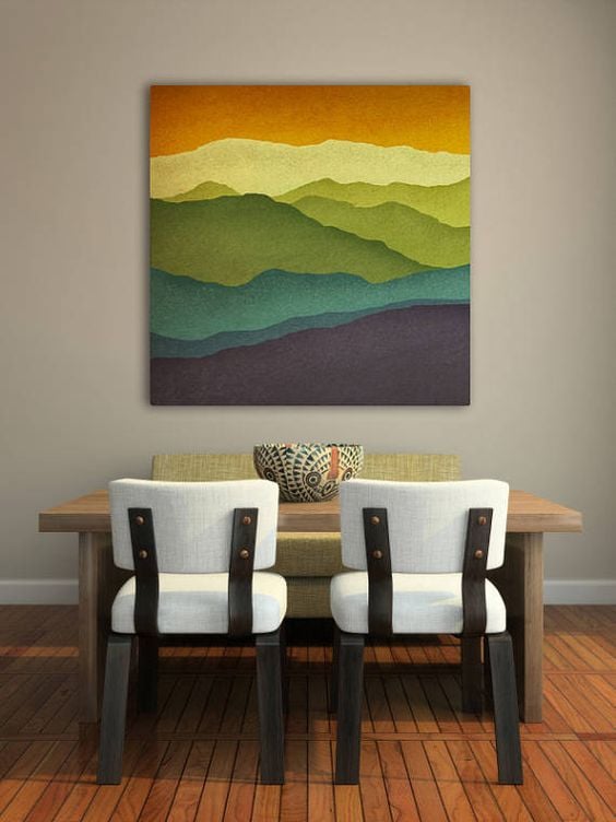 Sala de jantar e quadro colorido.