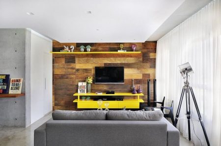 Sala com rack amarelo.