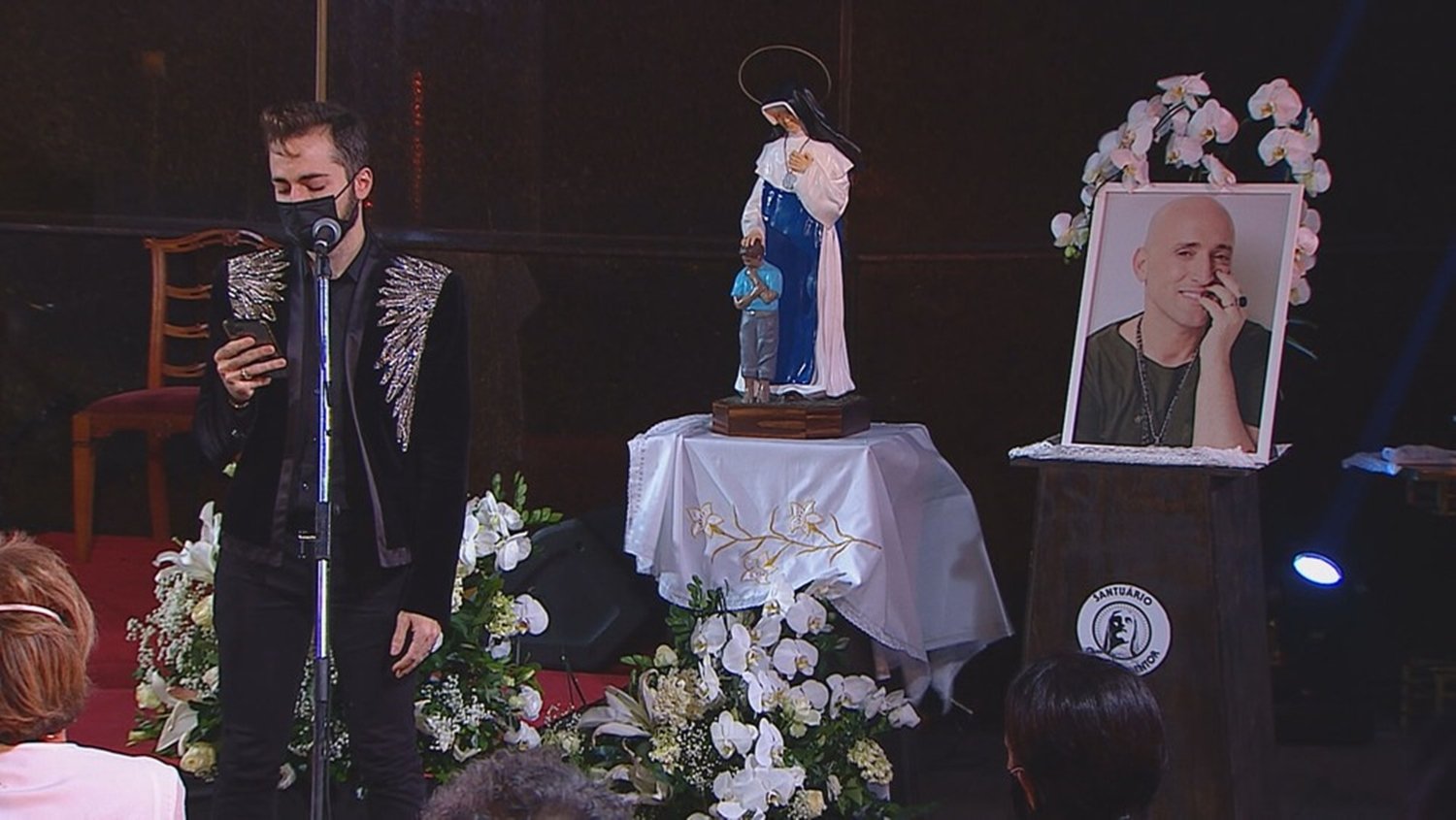 Thales Bretas faz homenagem a Paulo Gustavo em missa de 7º dia.