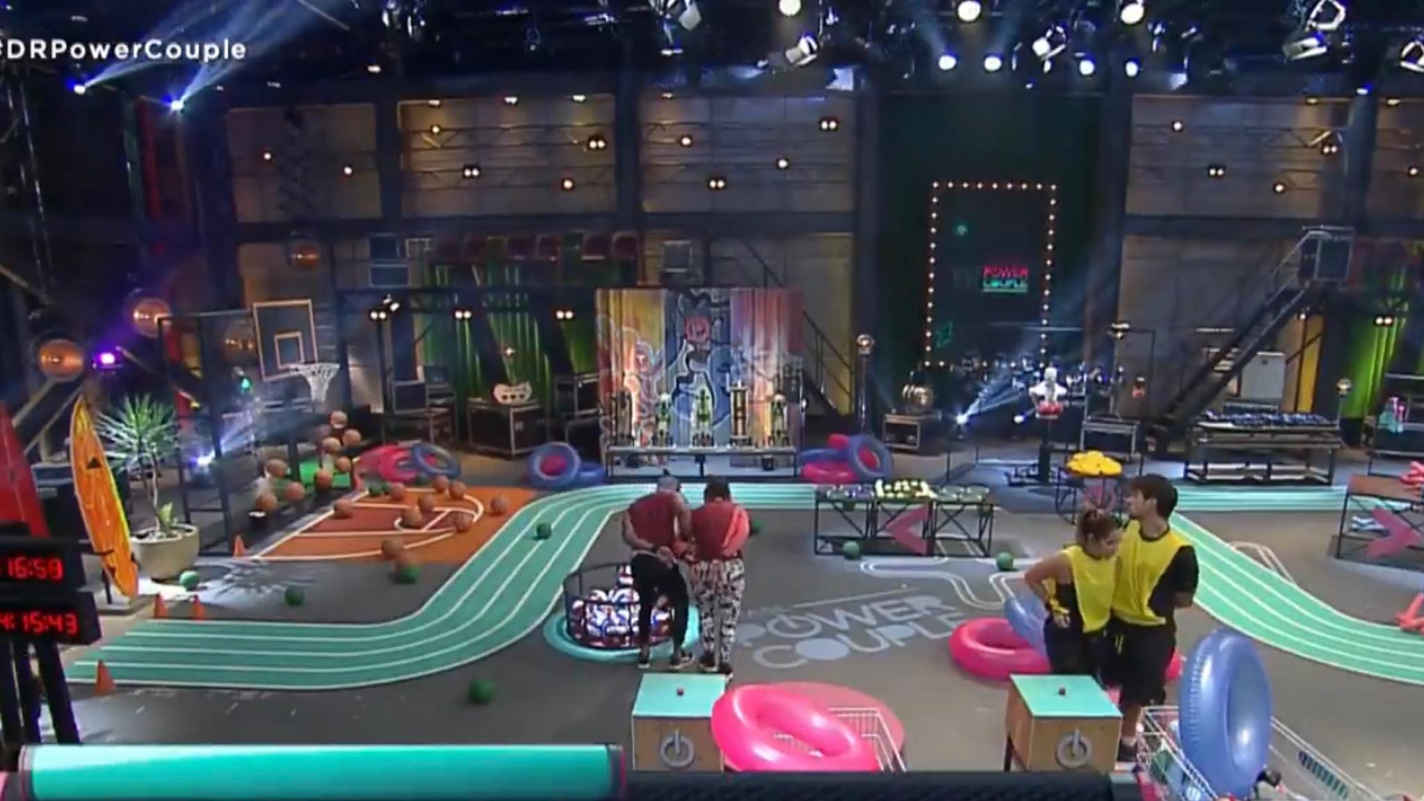 Na Prova dos casais, as duplas tiveram que pegar objetos sem usar as mãos e amarrados. Claytão e Medrado perderam (imagem: reprodução Record TV) Na Prova dos casais, as duplas tiveram que pegar objetos sem usar as mãos e amarrados. Claytão e Medrado perderam (imagem: reprodução Record TV)