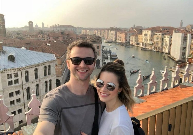 Lucas Lima e Sandy aparecem lado a lado em uma viagem romântica na Itália