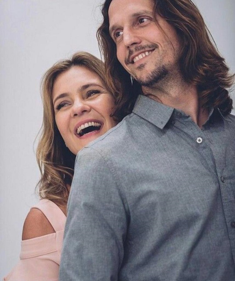 Felizes, Adriana Esteves e Vladimir Brichta posam em um ensaio fotográfico