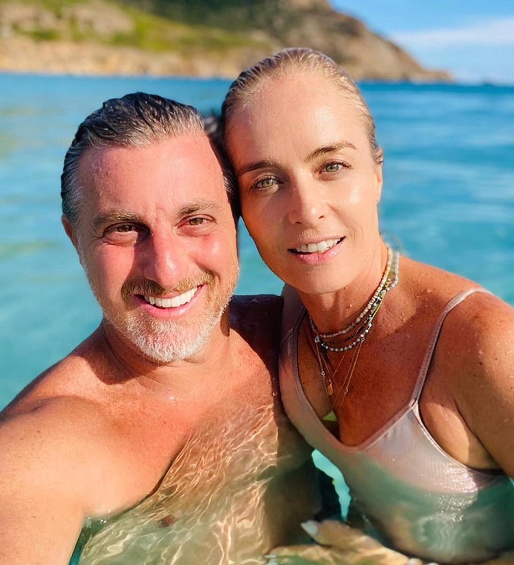 Luciano Hulk e Angélica união há 16 anos Luciano Hulk e Angélica lado a lado com o mar ao fundo