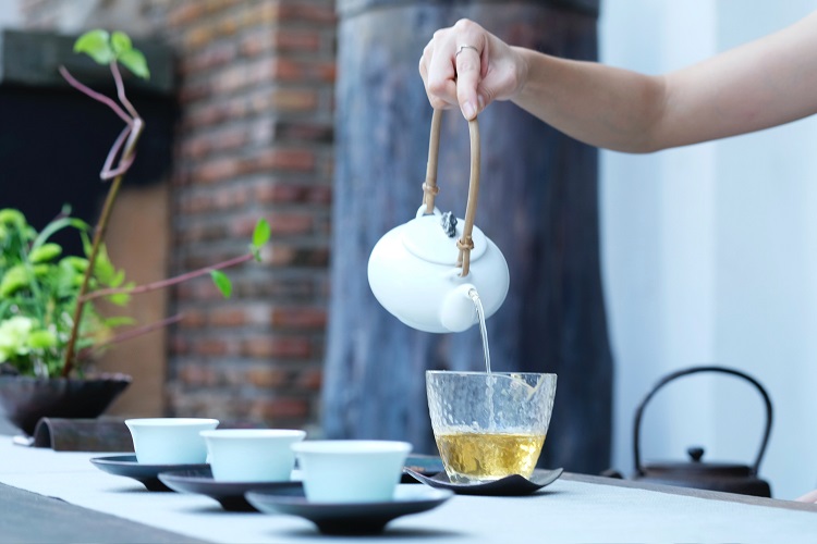 chá de alface sendo servido em xícara