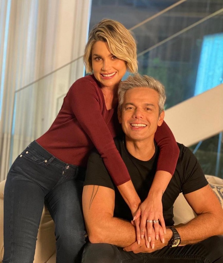 Flávia Alessandra Otaviano Costa amor humor redes sociais Flávia Alessandra e Otaviano Costa aparecem abraçados em uma casa