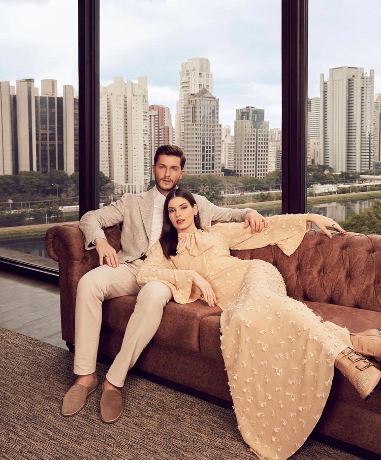 Camila Queiroz Klebber Toledo casal perfeito Klebber Toledo e Camila Queiroz aparecem em um ensaio, com roupas clássicas, com São Paulo ao fundo