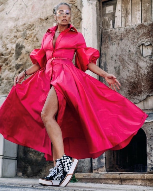 Adriane Galisteu posa com um vestido rosa longo e de mangas bufantes de Vitor Zerbinato e tênis Vans. 