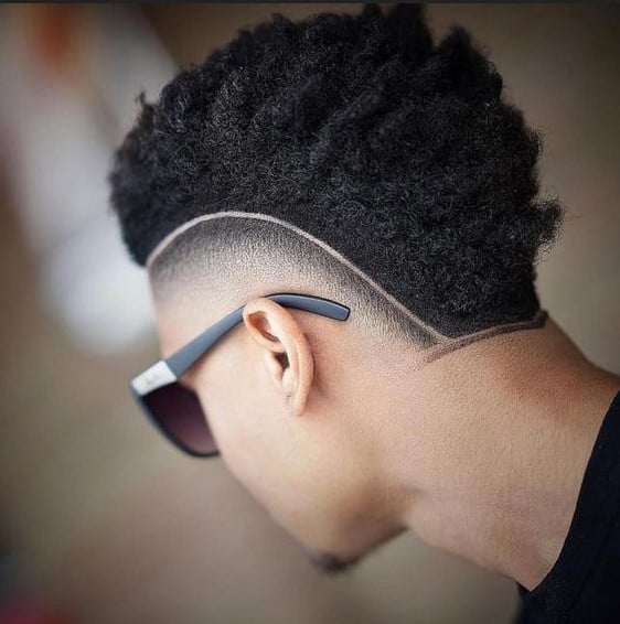 Corte de cabelo masculino afro com risco na lateral / corte com risquinho 