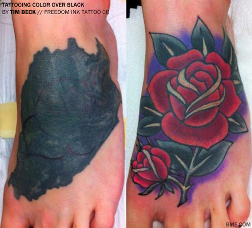  pé feminino com tatuage