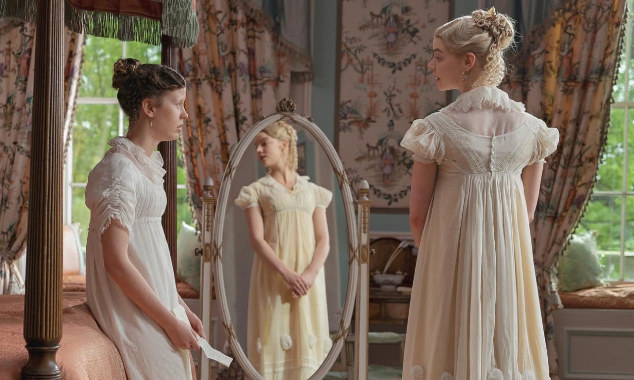 Cena do filme Emma, de 2020, com duas atrizes vestidas com vestidos no estilo império.