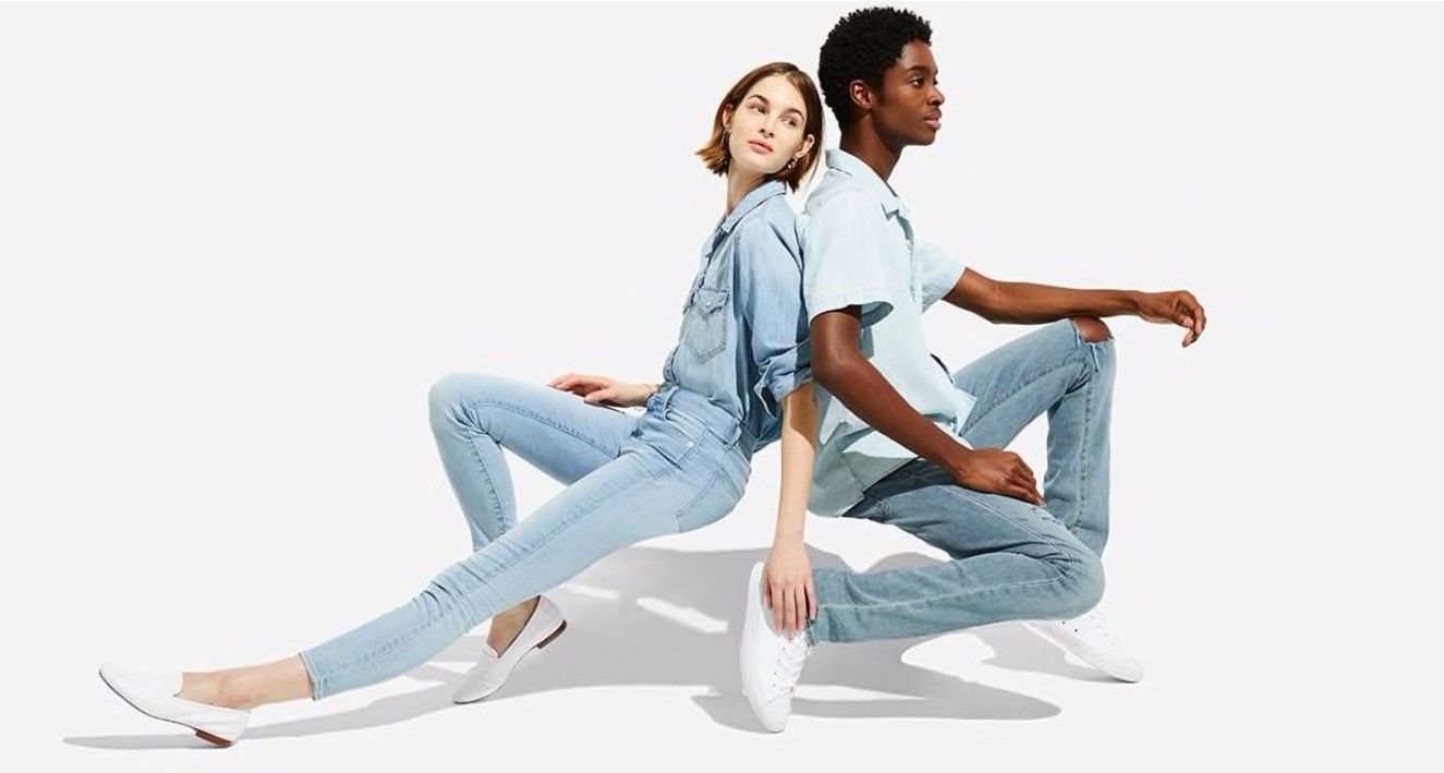 Dois modelos posando vestidos com camisa e calças jeans para a campanha de Verão da GAP de 2018.
