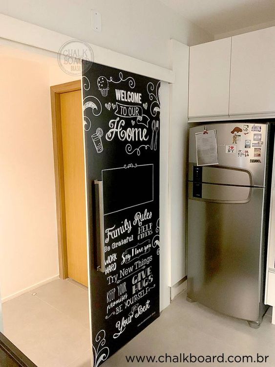 Porta de correr na cozinha. Porta preta.