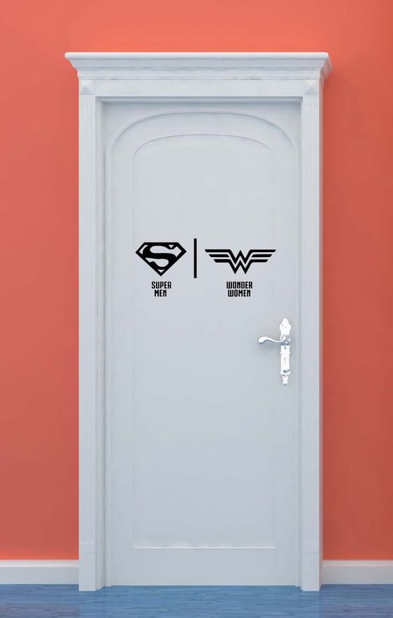 Porta adesivada branca. Adesivo de heróis.