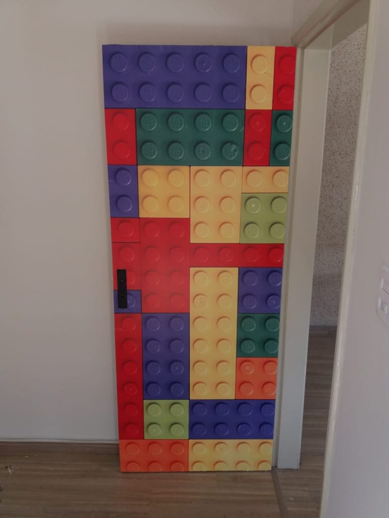 Porta adesivada colorida. Quarto infantil.