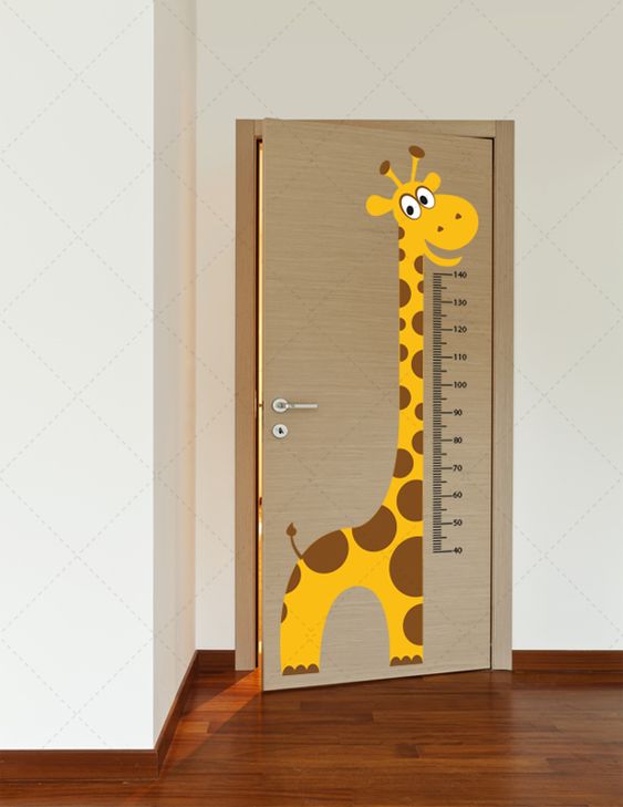 Adesivo para porta infantil. Girafa que mede altura.