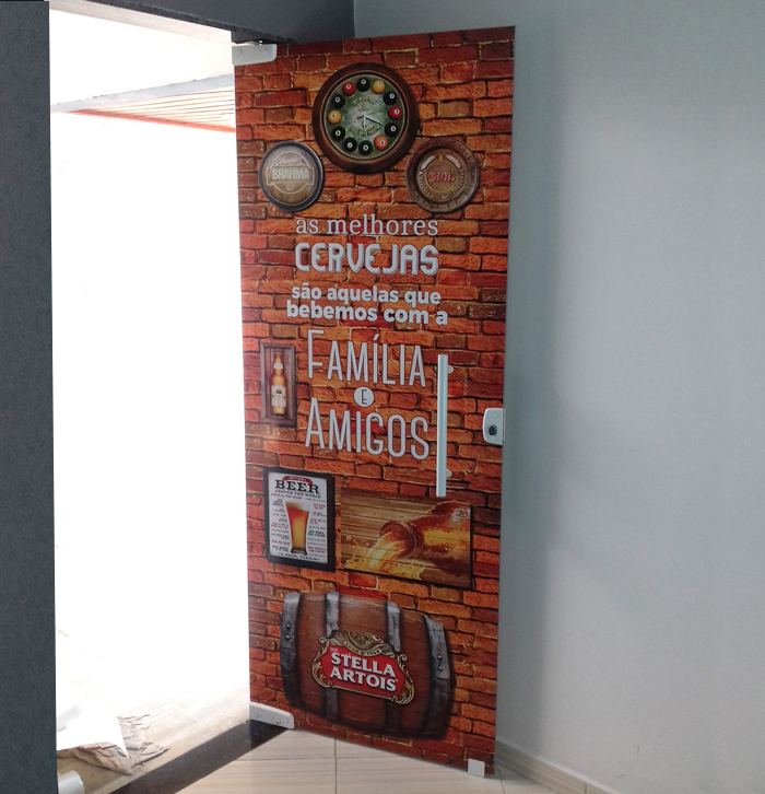 Porta adesivada na área gourmet. Porta de vidro.
