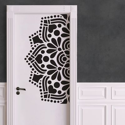 Flor em mandala. Porta adesivada preta.