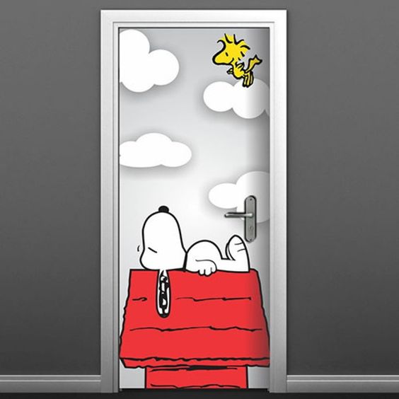 Porta do snopp. Porta com desenho infantil.
