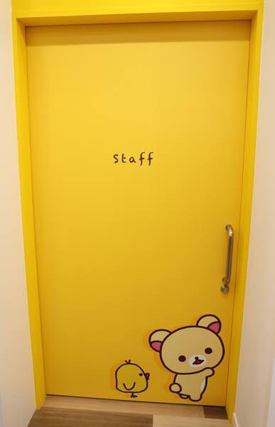Decoração minimalista. Porta amarela.