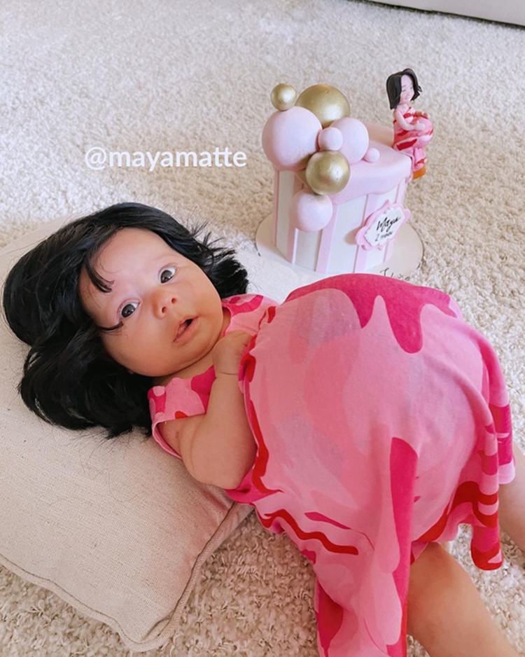 Foto da bebê Maya fantasiada de grávida de Taubaté.