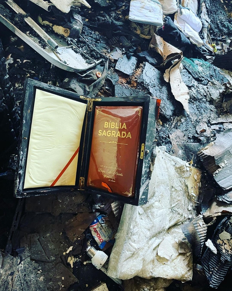 Foto de bíblia intacta após incêndio na casa de Fernando Sampaio.