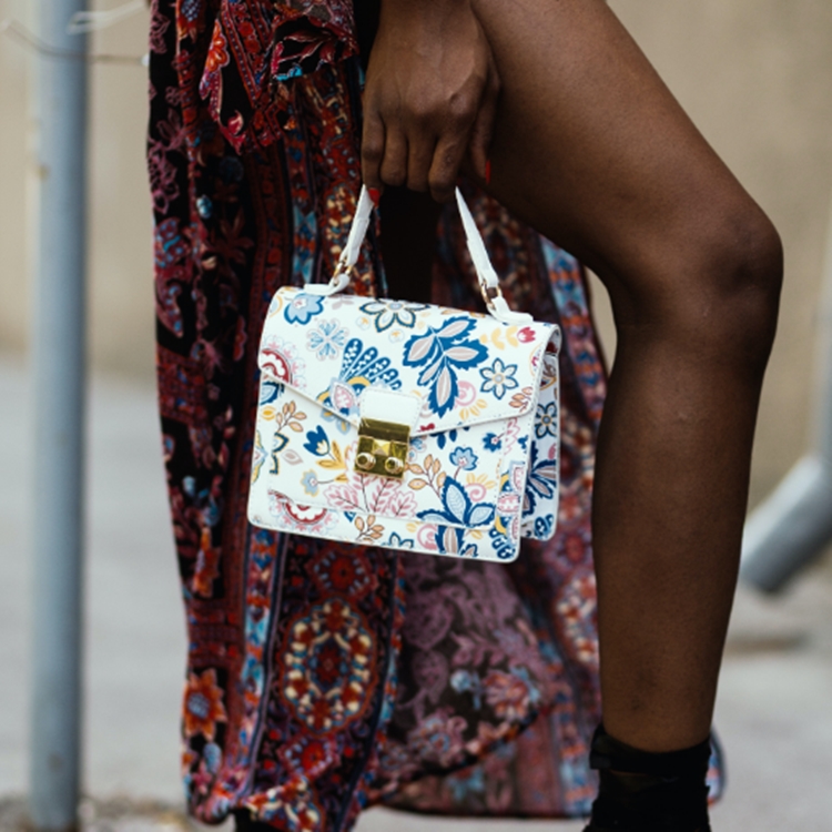 Foto de bolsa com estampa floral minimalista.