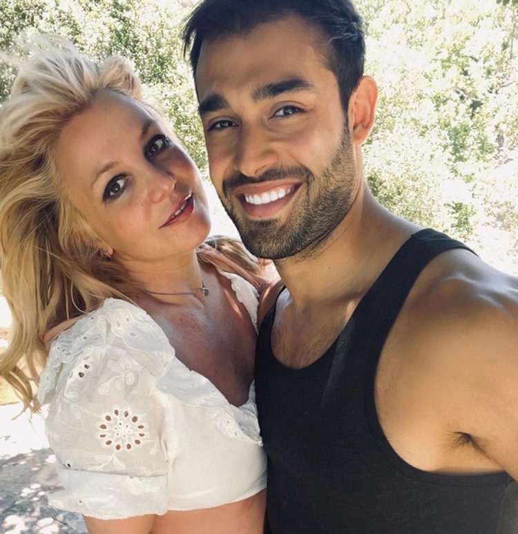 Foto da princesa do pop e seu namorado, Sam Asghari.