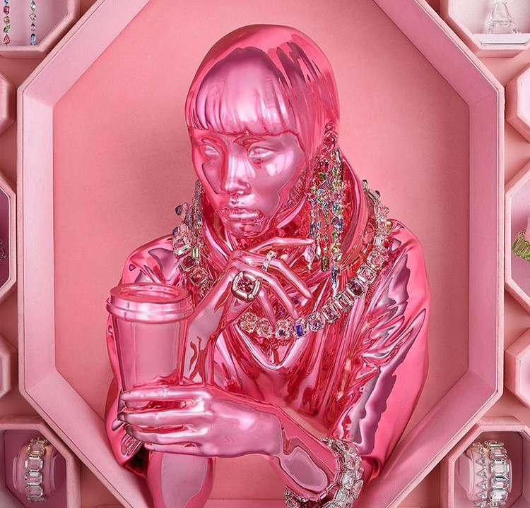 Busto do rosto rosa de uma modelo da campanha Wonderlab da Swarovski. Está decorado com várias joias.