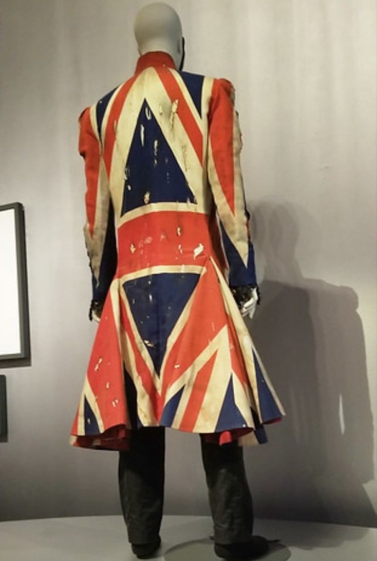 Casaco, representando a bandeira da Inglaterra, usado por David Bowie