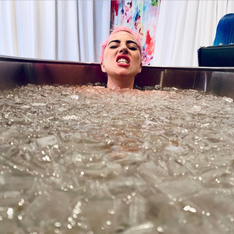 Foto da cantora em banheira cheia de gelo para aliviar as dores causada pela doença.