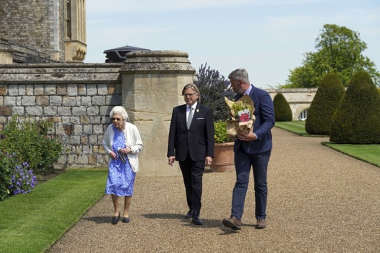 Elizabeth caminha em direção ao jardim leste do Castelo de Windsor. Elizabeth caminha em direção ao jardim leste do Castelo de Windsor.