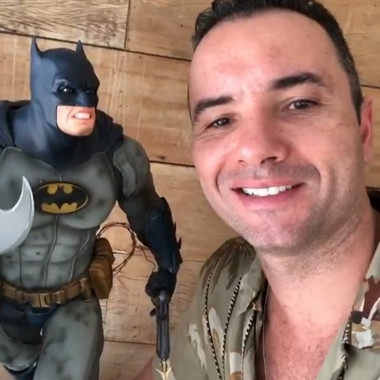 Foto de Marco Luque e seu boneco Batman - coleções inusitadas de famosos.