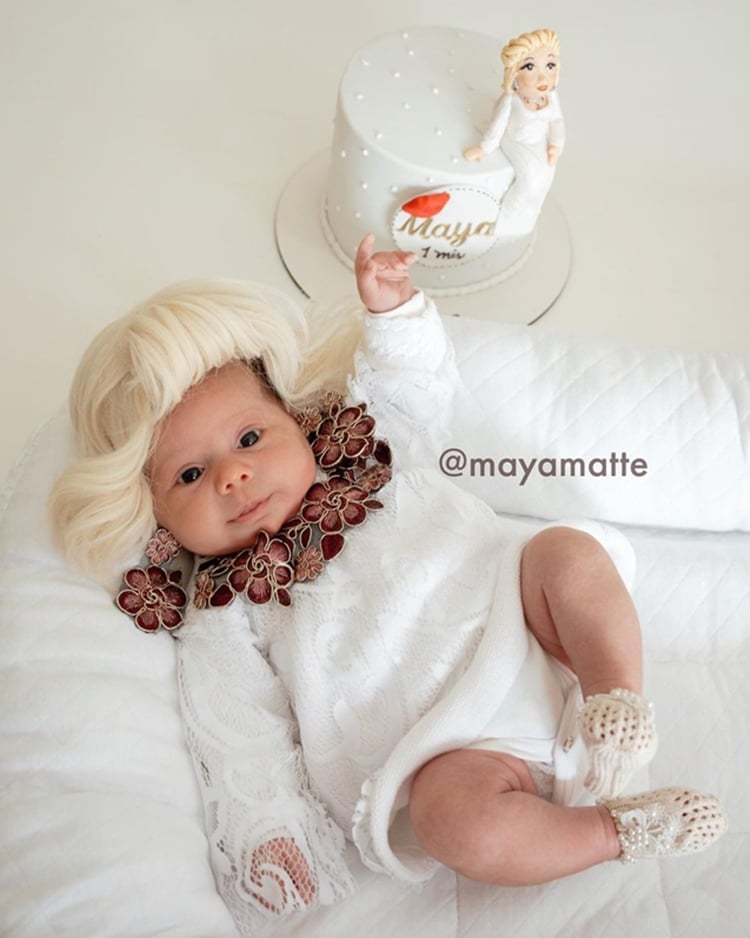 Foto da bebê em seu primeiro mêsversário vestida de Hebe.